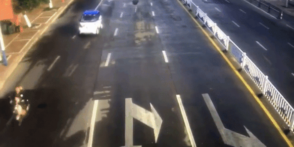 Da dieu chay tren duong pho o Trung Quoc hinh anh