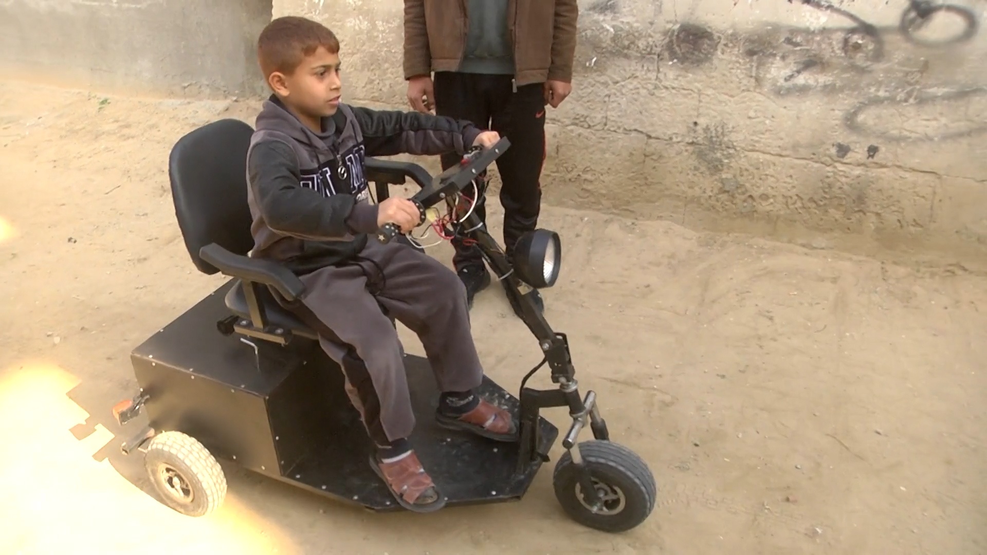 Nguoi dan ong che xe ba banh dien tu phe lieu hinh anh