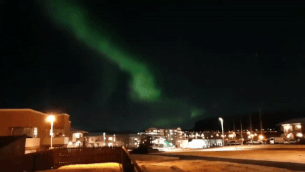 Khoanh khac cuc quang xuat hien tren bau troi Iceland hinh anh