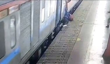 Nguoi phu nu bi tau hoa keo le o An Do hinh anh