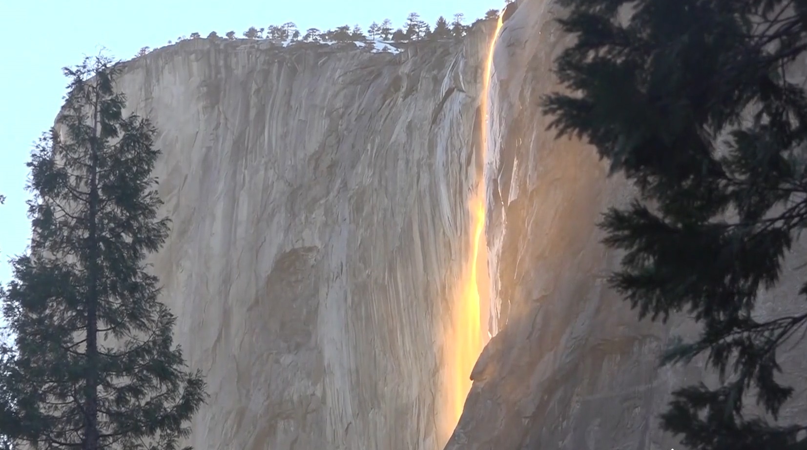 Hien tuong 'thac lua' hiem gap o California hinh anh
