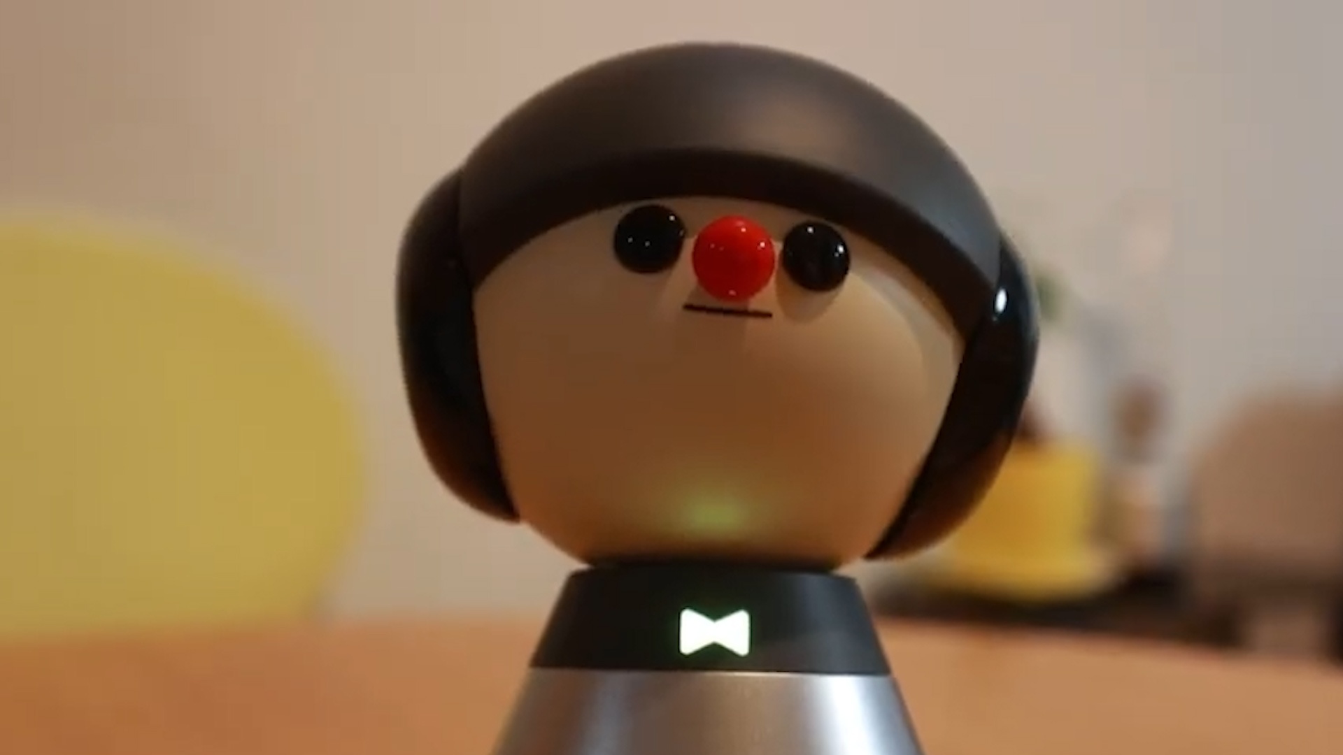 Robot thu cung giup giam bot su co lap khi lam viec tai nha hinh anh