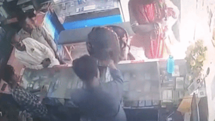 Nguoi dan ong mua dien thoai bang cach cau nguyen hinh anh