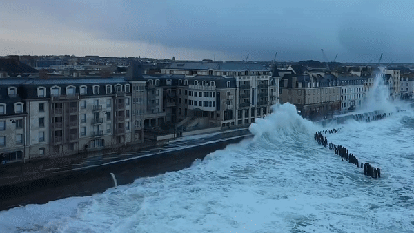 Nhung con song cao hon toa nha 3 tang o Phap hinh anh