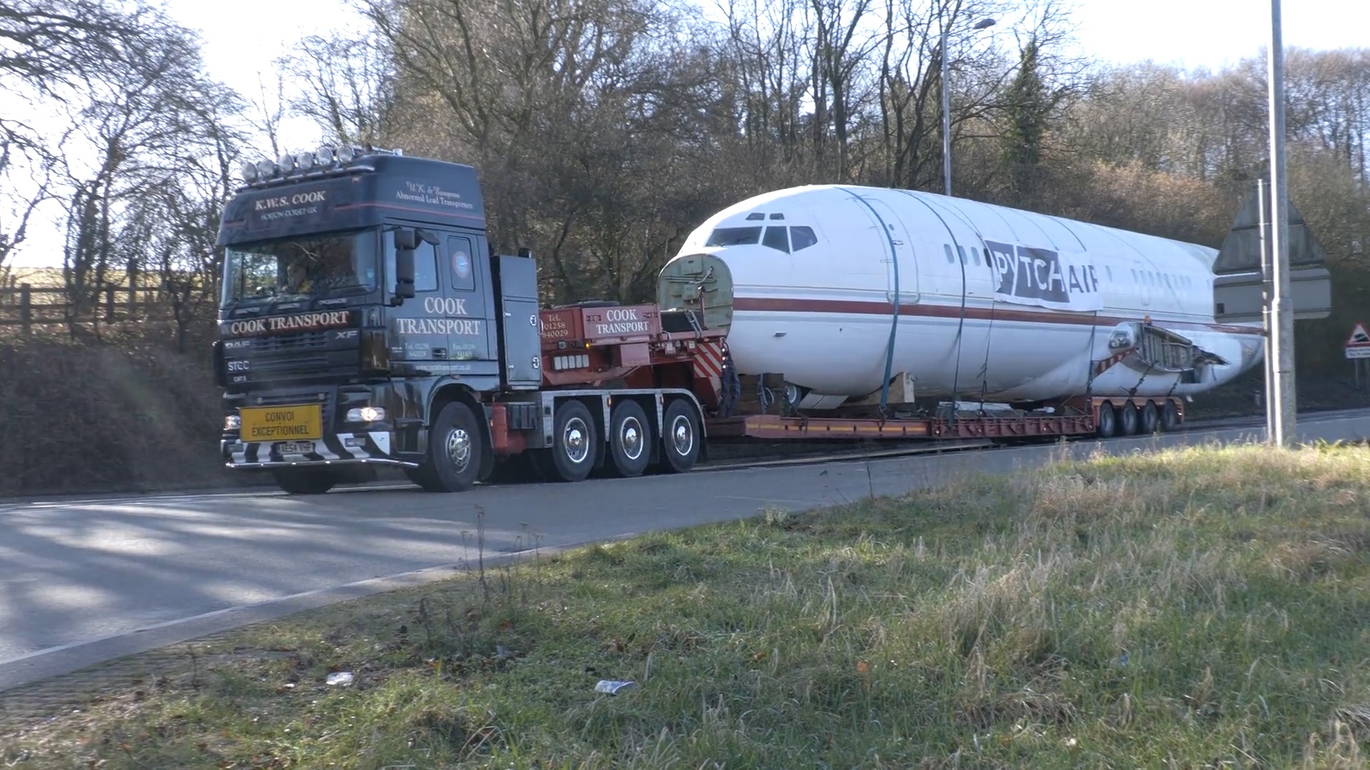 Chiec xe dau keo van chuyen mot phan cua may bay Boeing 727 dai 40 m hinh anh