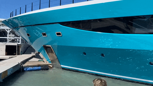 Du thuyen mat kiem soat lao vao ben tau o Sint Maarten hinh anh