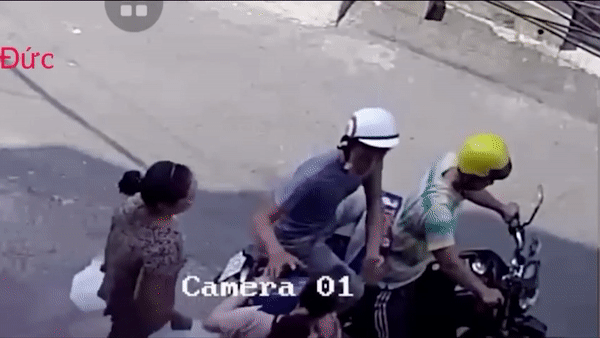 Vo mua hang, 2 thanh nien nang 2 thung bia hinh anh