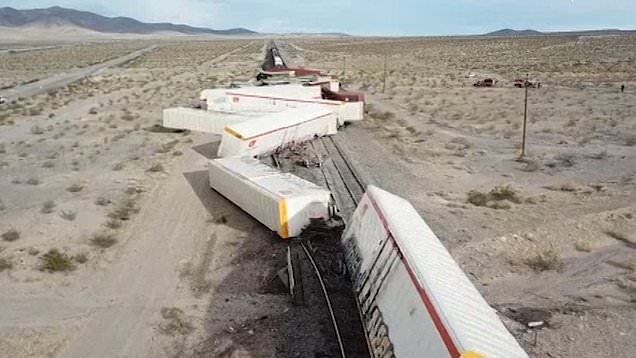 Doan tau bi trat banh khien hang loat toa lao xuong cat hinh anh