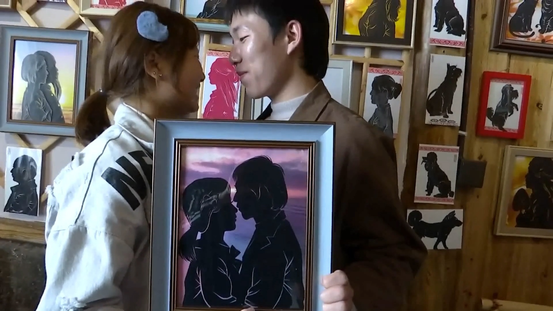 Dung keo cat giay de tao nen chan dung hinh anh