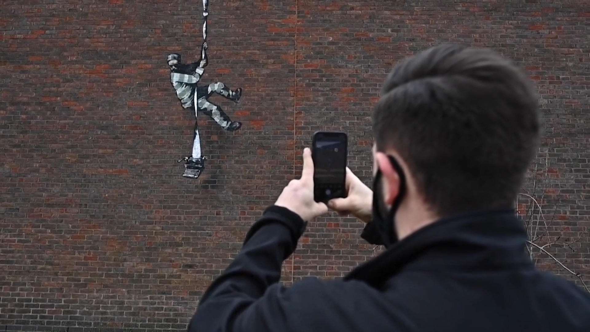 Buc ve tu nhan vuot nguc nghi cua nghe si bi an Banksy hinh anh