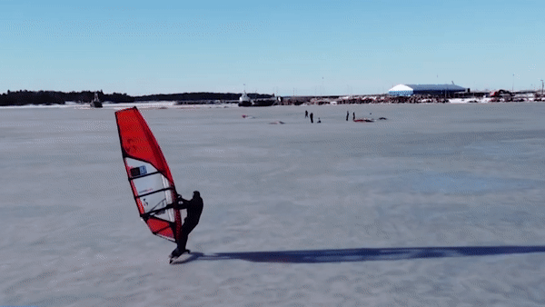 Du khach choi truot van buom tren vung bien dong bang hinh anh