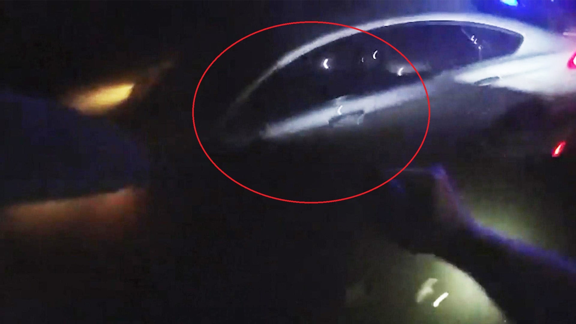 Giai cuu tai xe bi ket trong oto duoi ho nuoc hinh anh