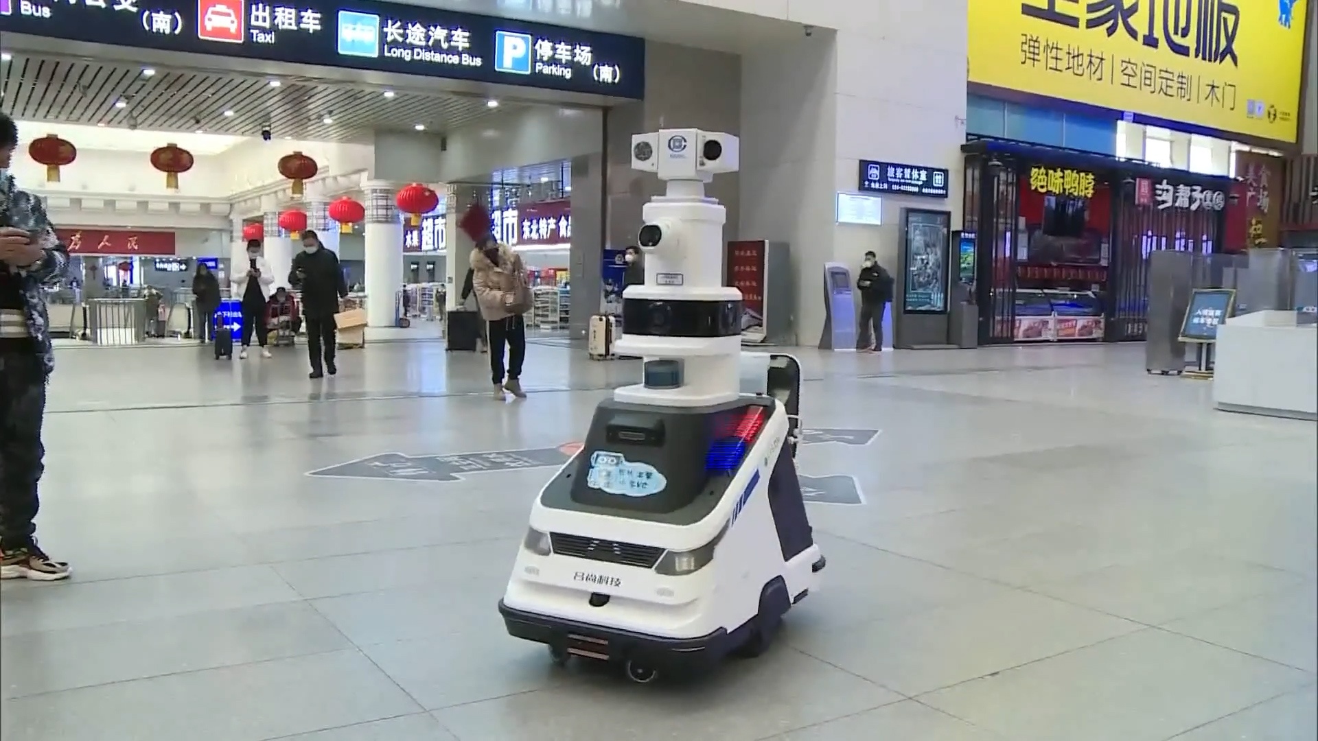 Robot khu trung va kiem tra nhiet do cua hanh khach o Trung Quoc hinh anh