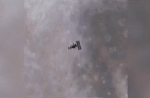 Canh Tram Vu tru Quoc te di ngang qua Mat Trang hinh anh