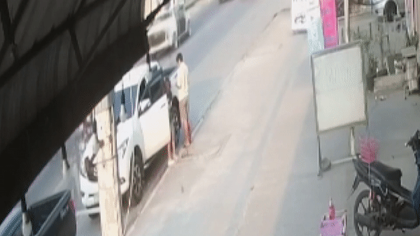 Vua buoc khoi xe, nguoi dan ong te xuong cong hinh anh