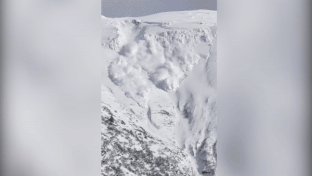 Khoanh khac tuyet lo tu dinh nui o Alaska hinh anh