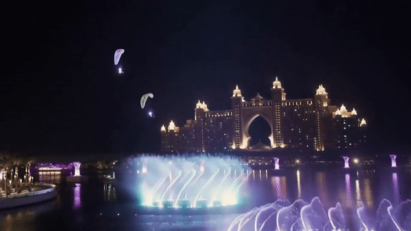 Man du luon tren dai phun nuoc lon nhat the gioi o Dubai hinh anh
