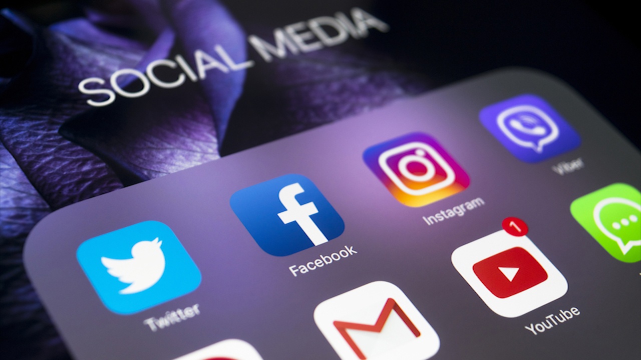 Vi sao Facebook va YouTube chi hang ty USD de kiem duyet noi dung? hinh anh