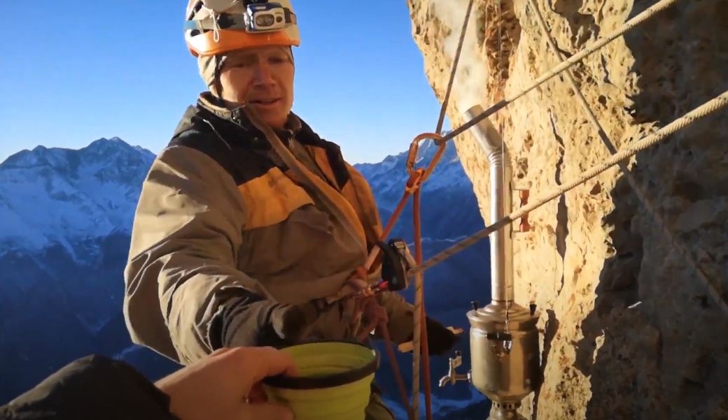 Pha tra trong am khi dang leo nui hinh anh