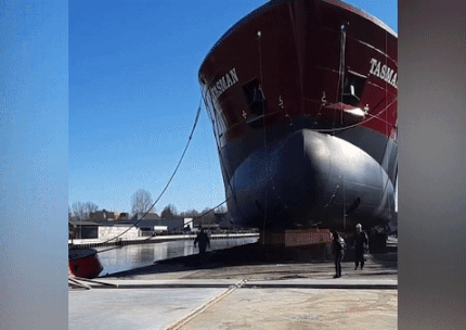 Dang duoc ha thuy, con tau suyt de trung cong nhan o Ha Lan hinh anh