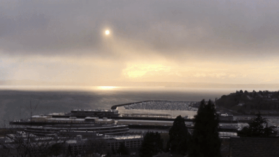 Canh con bao quet qua Seattle giua luc hoang hon hinh anh