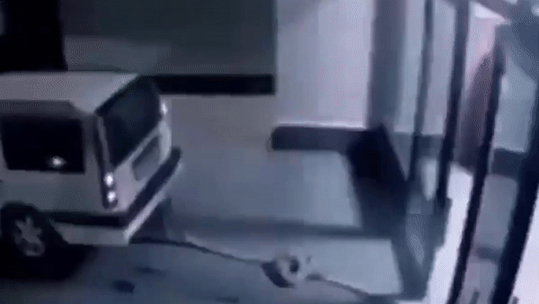 Nguoi dan ong lai oto keo tru ATM de cuop tien mat hinh anh