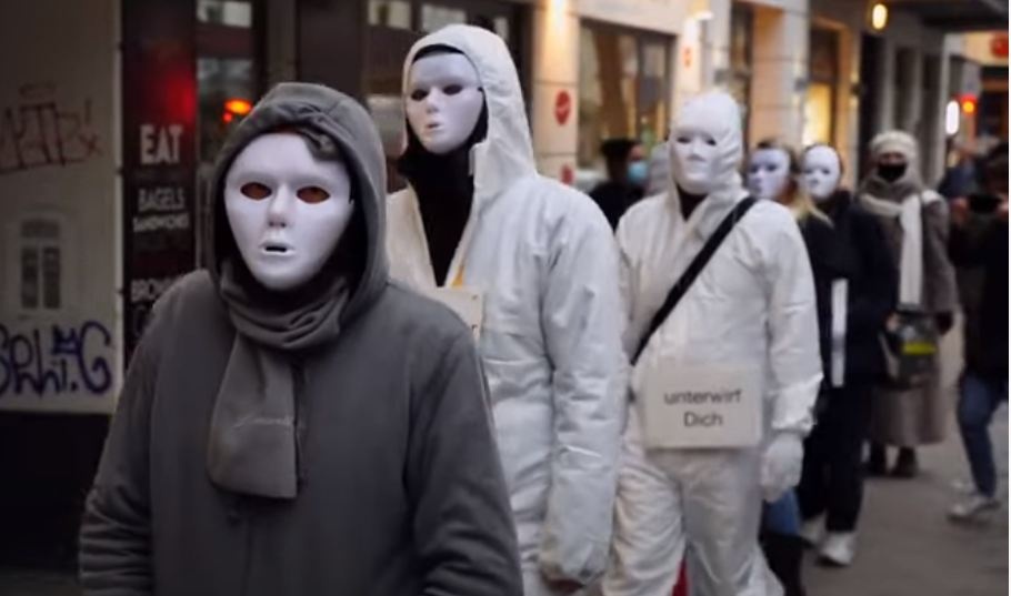Nguoi deo mat na trang bieu tinh chong phong toa o Duc hinh anh