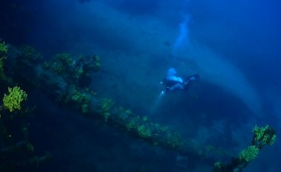 Tho lan phat hien may bay tu The chien 2 duoi day bien hinh anh