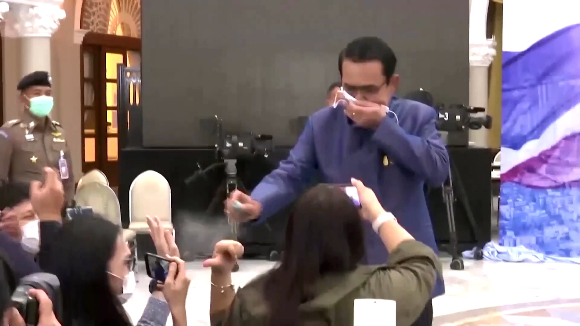 Bi chat van, thu tuong Thai Lan cat ngang hop bao hinh anh