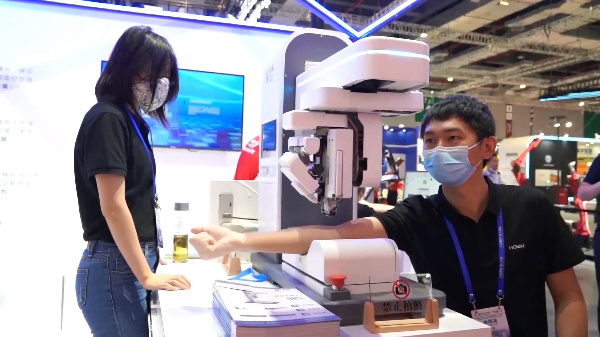 Robot lay mau thay y ta hinh anh