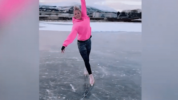 Van dong vien truot bang tap luyen tren ho nuoc dong bang o Scotland hinh anh