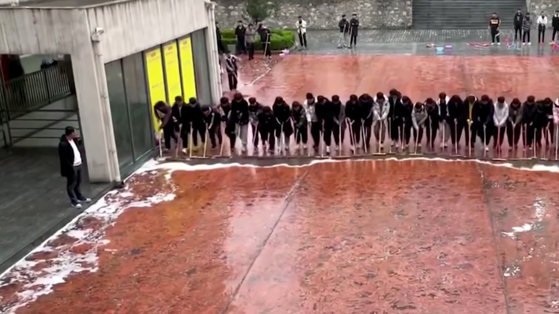 Hoc sinh Trung Quoc xep hang lau san truong sau con mua hinh anh