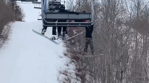 Cau be truot khoi ghe tren cap treo hinh anh