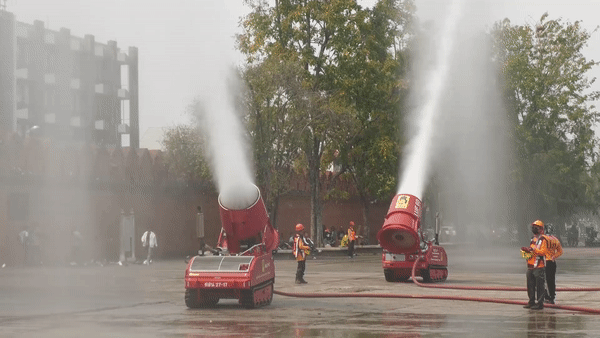 Robot phun nuoc lam sach khong khi hinh anh