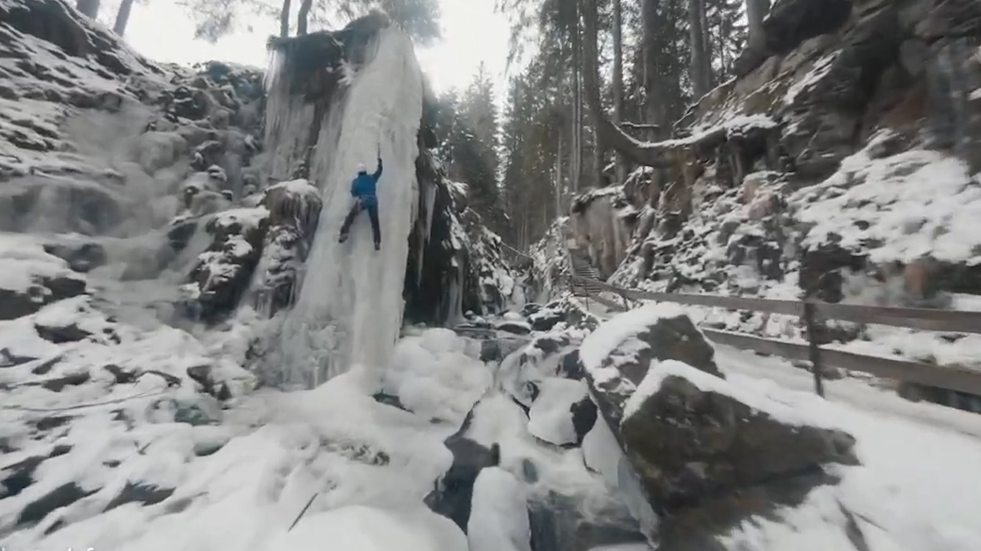 Su dung drone quay lai canh con suoi dong bang o Duc hinh anh