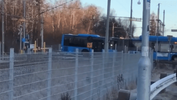 Tau hoa dam trung xe buyt tai Thuy Dien hinh anh