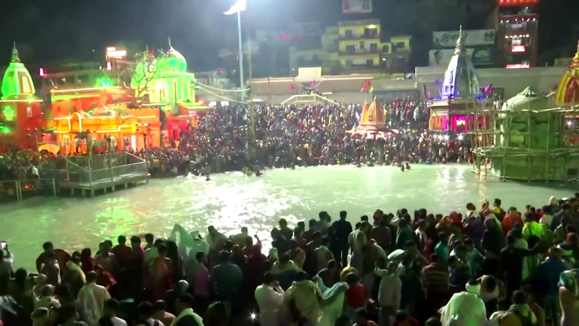 Hang chuc nghin tin do dao Hindu ngam minh o song Hang hinh anh