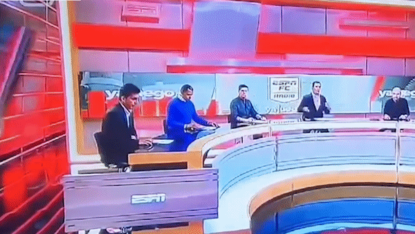 Buc tuong do sap vao nha bao trong luc ghi hinh truc tiep hinh anh