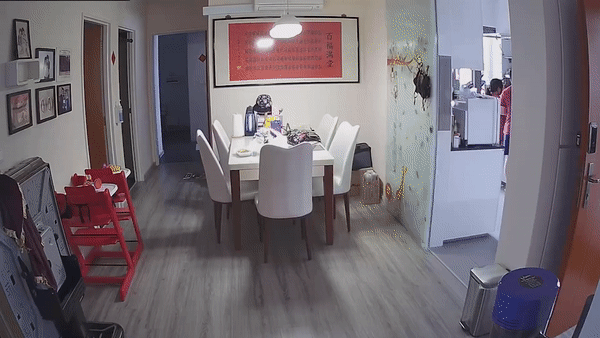 Cua kinh vo tan, suyt sap trung chu nha hinh anh