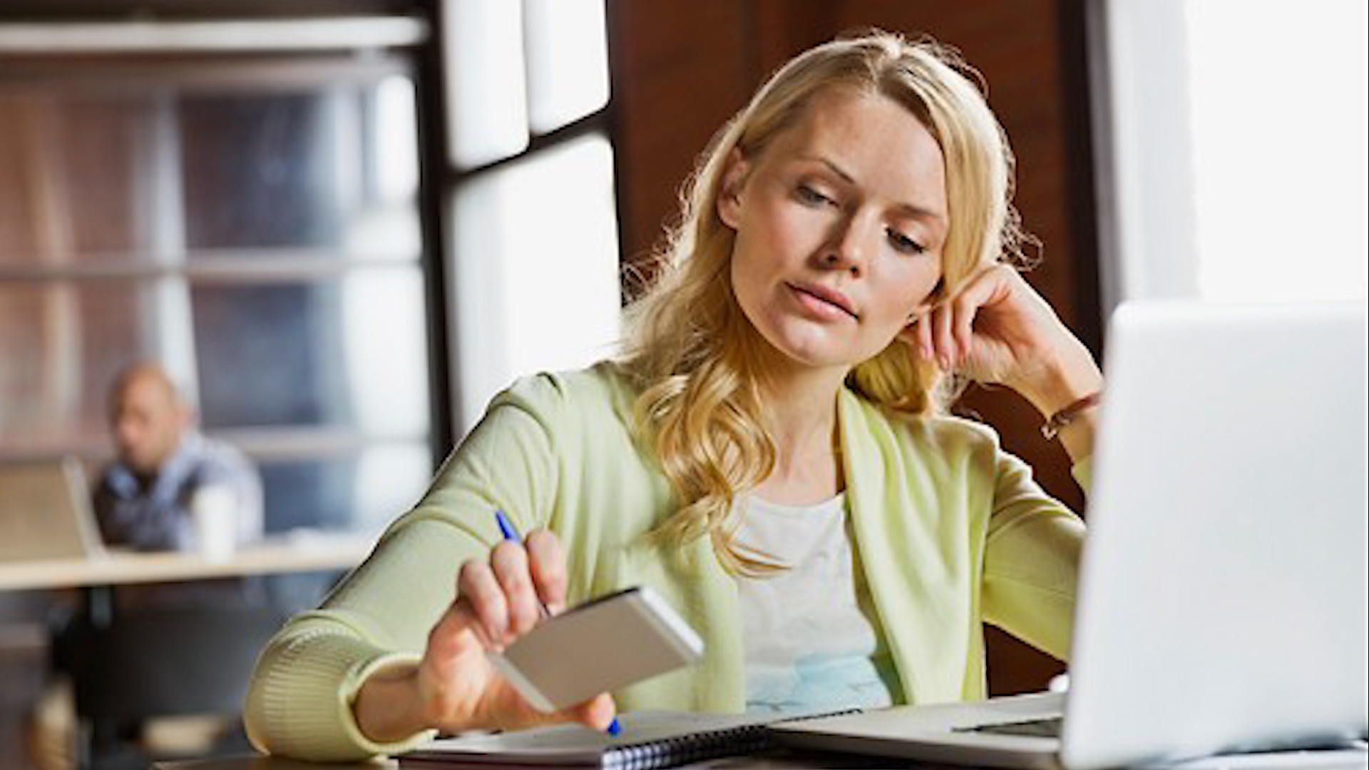 Vi sao smartphone luon lam chung ta mat tap trung? hinh anh