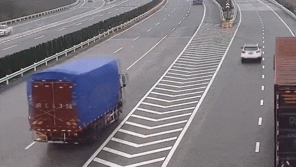 Tai xe xe tai phanh gap, gay tai nan tren cao toc o Trung Quoc hinh anh