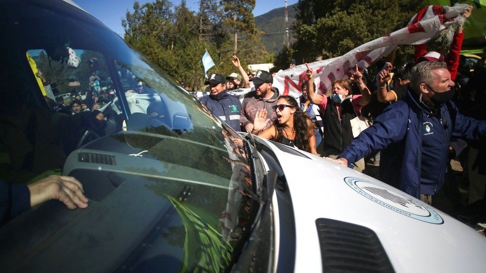 Nguoi bieu tinh dap vo cua so oto cho tong thong Argentina hinh anh