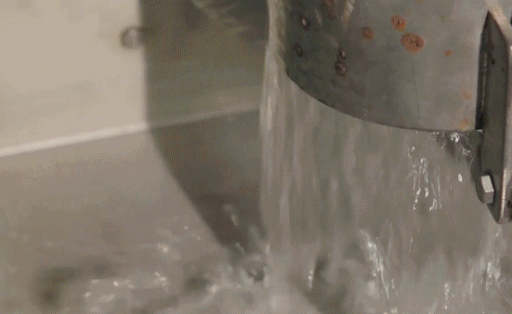 Ben trong nha may luyen vang tinh khiet 99,99% hinh anh