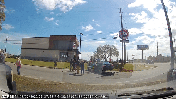 Cot dien gay doi sau khi bi oto dam hinh anh