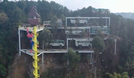 Xe buyt bo hoang duoc bien thanh nha khach tren vach da hinh anh