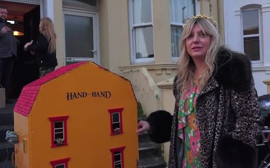 Quan ruou tren chiec xe dap giao hang hinh anh