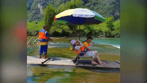 Du khach di thuyen tre chiem nguong ve dep song Li o Trung Quoc hinh anh