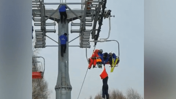 Nguoi dan ong roi xuong dat tu cap treo o Trung Quoc hinh anh