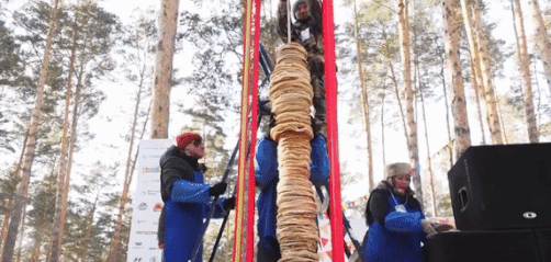 Nguoi Nga xay thap banh kep cao hon 3,5 m hinh anh