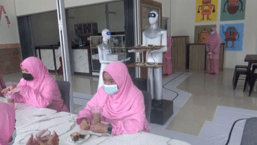 Nhom nu sinh che tao robot phuc vu trong canteen hinh anh